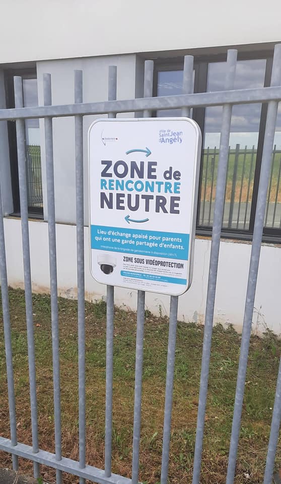 Gendarmerie_017's tweet photo. #Innovation
Vous cherchez une zone sécurisée où rencontrer l'autre parent pour lui remettre vos enfants dans le calme ? Nous l'avons créée ! 
La zone de rencontre neutre, sous vidéoprotection avec un bouton d'urgence, zone sanctuarisée devant une gendarmerie.  

#Repondrepresent https://t.co/hd1SAlrlls