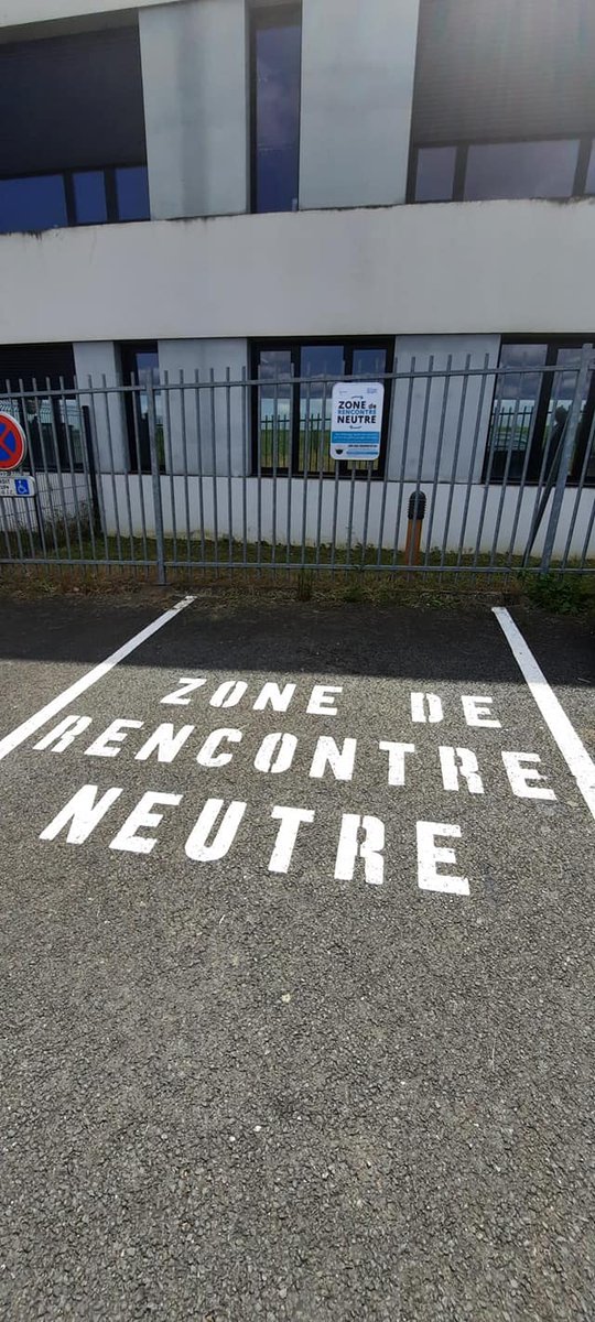 Gendarmerie_017's tweet photo. #Innovation
Vous cherchez une zone sécurisée où rencontrer l'autre parent pour lui remettre vos enfants dans le calme ? Nous l'avons créée ! 
La zone de rencontre neutre, sous vidéoprotection avec un bouton d'urgence, zone sanctuarisée devant une gendarmerie.  

#Repondrepresent https://t.co/hd1SAlrlls