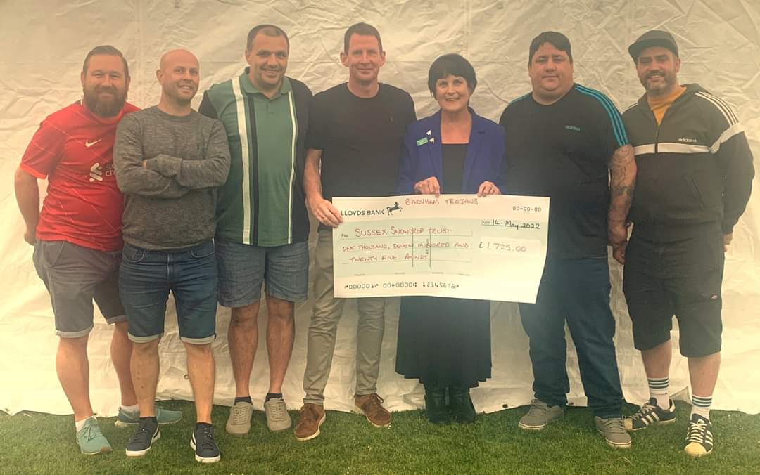 BarnhamVets's tweet photo. So after an awful season ON the pitch, season comes to a positive end with us handing a cheque for £1,725 to @SnowdropTrust 
Making us realise, after all, football is only a game. What matters most is people ❤💙❤💙 https://t.co/34YerylOAM