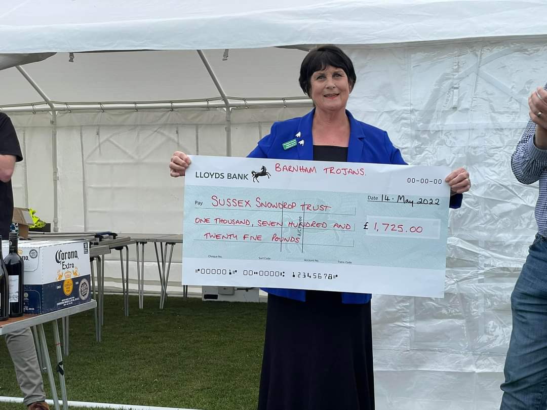 BarnhamVets's tweet photo. So after an awful season ON the pitch, season comes to a positive end with us handing a cheque for £1,725 to @SnowdropTrust 
Making us realise, after all, football is only a game. What matters most is people ❤💙❤💙 https://t.co/34YerylOAM