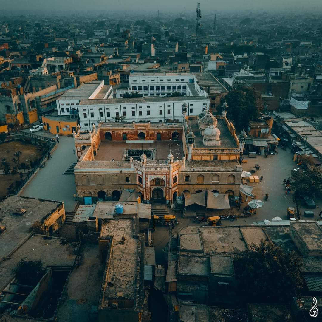 Paktourntravel's tweet photo. If I would have to name my favourite thing about photography I would definitely mention the views or perspectives which we capture from above another landmark of history from Chiniot the Shahi Mosque.
.
.
#etribune #dwpdroneshots #dawndotcom #androonchiniot https://t.co/91Q8Kbq3CR
