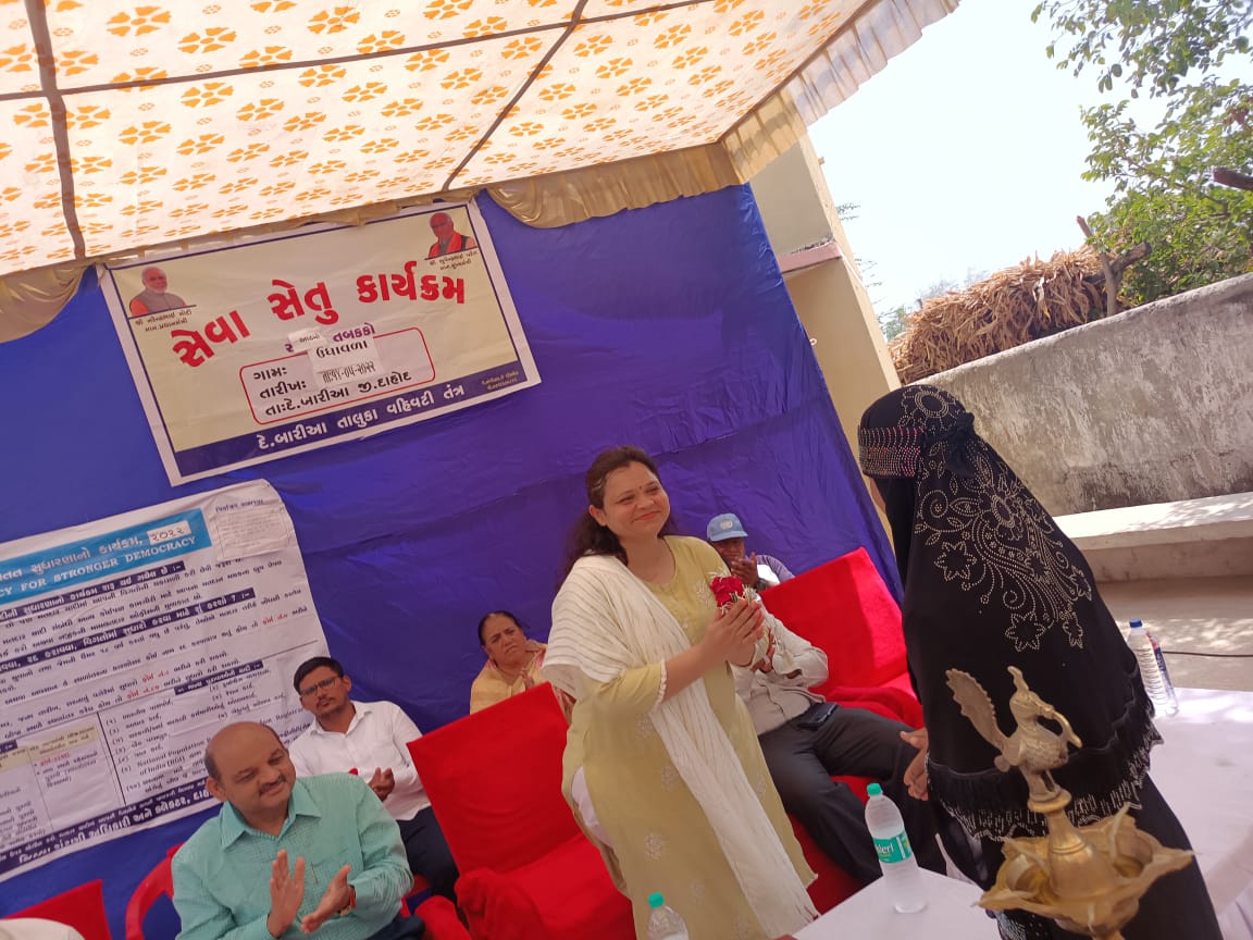 JyotiGohil4's tweet photo. સરકાર આપના દ્વાર...
તારીખ ��૪/૫/૨૦૨૨ ના રોજ 
ગામ- ઊધાવળા તા.દેવગઢ બારીયા ના કુલ ૧૫ ગામોનાં ક્લસ્ટરમાં સેવા સેતુ કાર્યક્રમ અંતર્ગત સરકારશ્રી ની વિવિધ યોજનાઓ ની કુલ ૯૨૩ અરજીઓનો સ્થળ પર નિકાલ કરવામાં આવેલ તથા મતદાર યાદી સુધારણા તથા મતદાન માટે હાજર સૌને જાગૃતિ કરવામાં આવેલ. https://t.co/QJhsnFiZ86