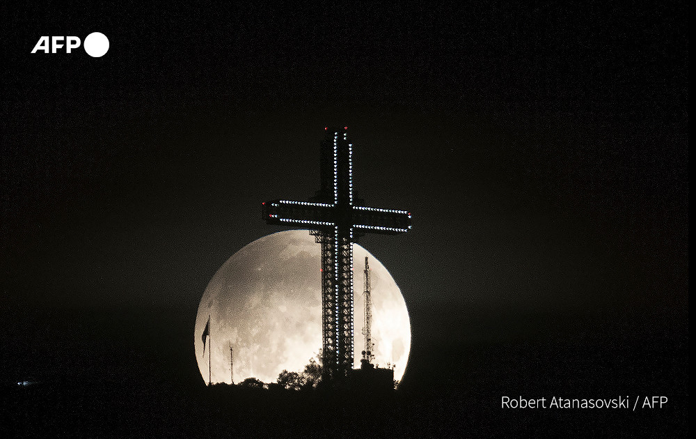 AFP's tweet photo. Total lunar eclipse.

- The blood moon is seen from Rio de Janeiro
- A flower blood moon is seen from Red Square, Moscow
- The eclipse is seen with a monument of the SpaceX Falcon Heavy rocket in Hawthorne, California
- The full moon is seen in Skopje, North Macedonia https://t.co/MYa5jsckQi