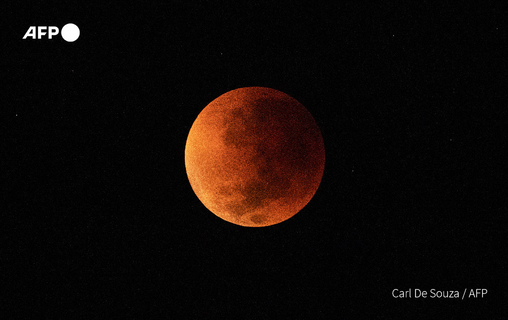 AFP's tweet photo. Total lunar eclipse.

- The blood moon is seen from Rio de Janeiro
- A flower blood moon is seen from Red Square, Moscow
- The eclipse is seen with a monument of the SpaceX Falcon Heavy rocket in Hawthorne, California
- The full moon is seen in Skopje, North Macedonia https://t.co/MYa5jsckQi
