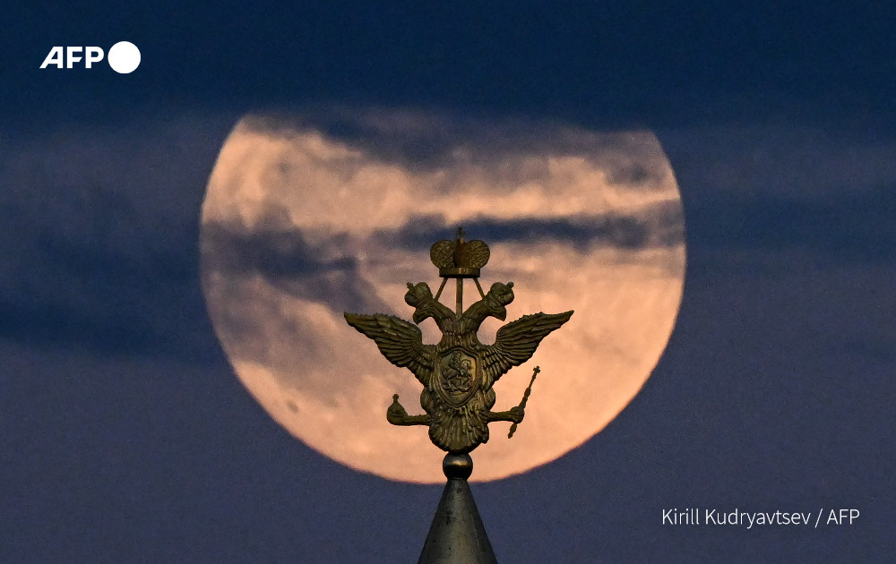 AFP's tweet photo. Total lunar eclipse.

- The blood moon is seen from Rio de Janeiro
- A flower blood moon is seen from Red Square, Moscow
- The eclipse is seen with a monument of the SpaceX Falcon Heavy rocket in Hawthorne, California
- The full moon is seen in Skopje, North Macedonia https://t.co/MYa5jsckQi