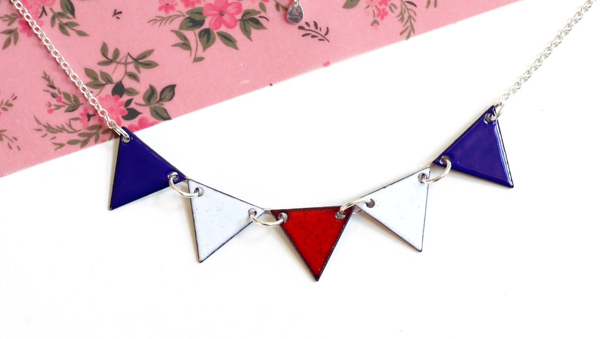 iamrachelshop's tweet photo. Morning #earlybiz This weekend I had a few orders for these bunting necklaces currently on sale 🇬🇧 If you see someone walking round your town wearing one you know where it came from 🙋🏼‍♀️ > https://t.co/bquRaKgPQt #queensjubilee #jubileecelebrations #PlatinumJubilee #craftbizparty https://t.co/k288iHWF0M