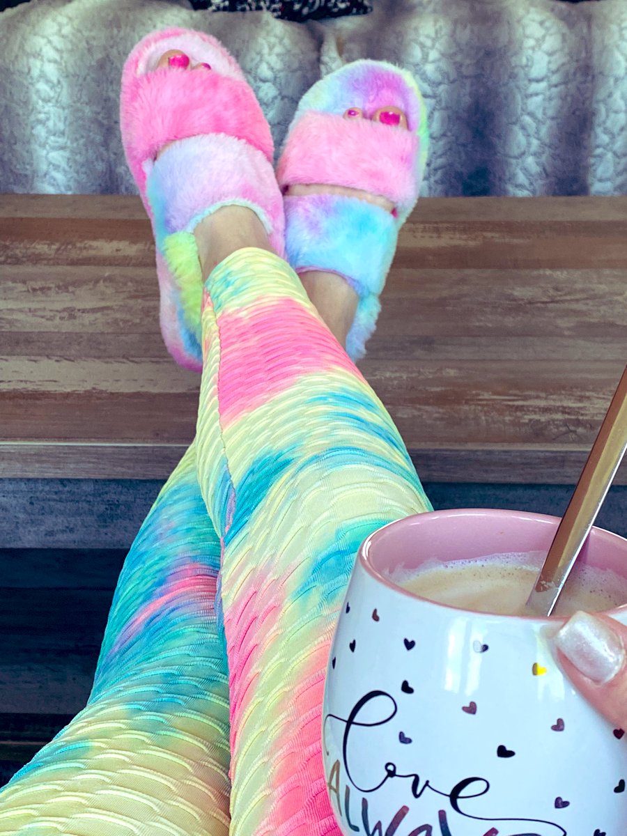 Good morning artists, have a good start to the new week with many colourful and creative thoughts. Have a good time. #ArtistBackstage #goodmorning #women #ArtistOnTwitter