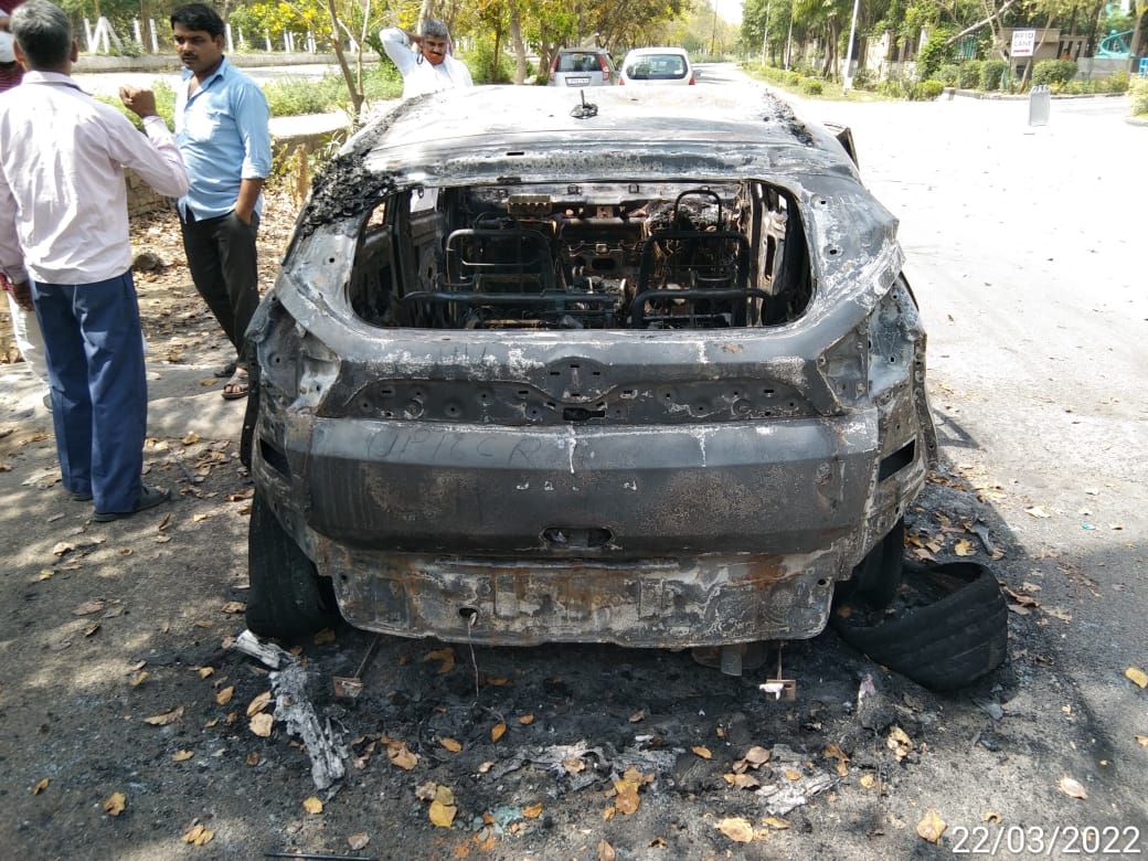 Prabhle39838577's tweet photo. This is to bring attention to all the buyers who purchased a Tata Motors car from Sagar Motors.
There was a fire incident in my car on 21st March 2022. It's been more than a month, and there's no response from either company. Disappointing 
#TataConsumer #TataGroup #tatasons https://t.co/8Dxa9ac9fR