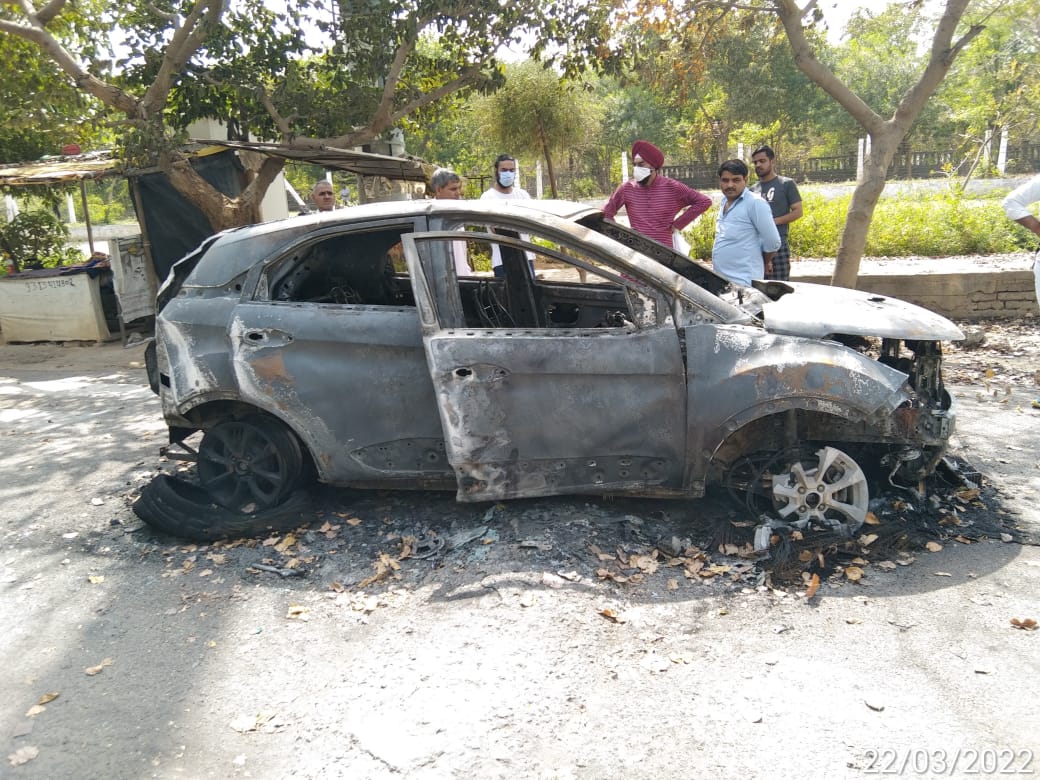 Prabhle39838577's tweet photo. This is to bring attention to all the buyers who purchased a Tata Motors car from Sagar Motors.
There was a fire incident in my car on 21st March 2022. It's been more than a month, and there's no response from either company. Disappointing 
#TataConsumer #TataGroup #tatasons https://t.co/8Dxa9ac9fR