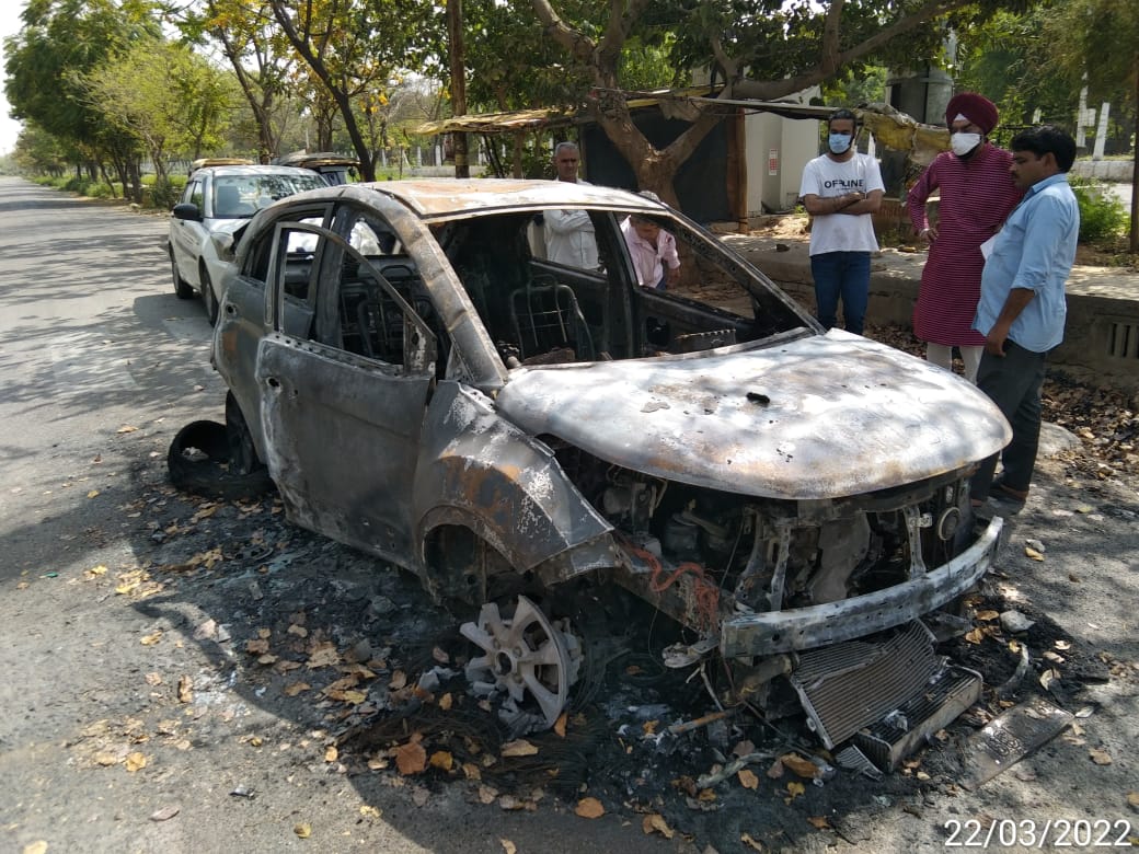 Prabhle39838577's tweet photo. This is to bring attention to all the buyers who purchased a Tata Motors car from Sagar Motors.
There was a fire incident in my car on 21st March 2022. It's been more than a month, and there's no response from either company. Disappointing 
#TataConsumer #TataGroup #tatasons https://t.co/8Dxa9ac9fR