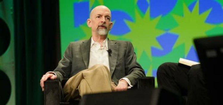 Yazdığı Snowcrash adlı kitapta metaverse kelimesini dünyada ilk defa kullanan isim olan bilim kurgu yazarı Neal Stephenson ilk NFT'sini aldı.
Stephenson eseri 0.888 ETH (1.864 $) karşılığında satın aldı.