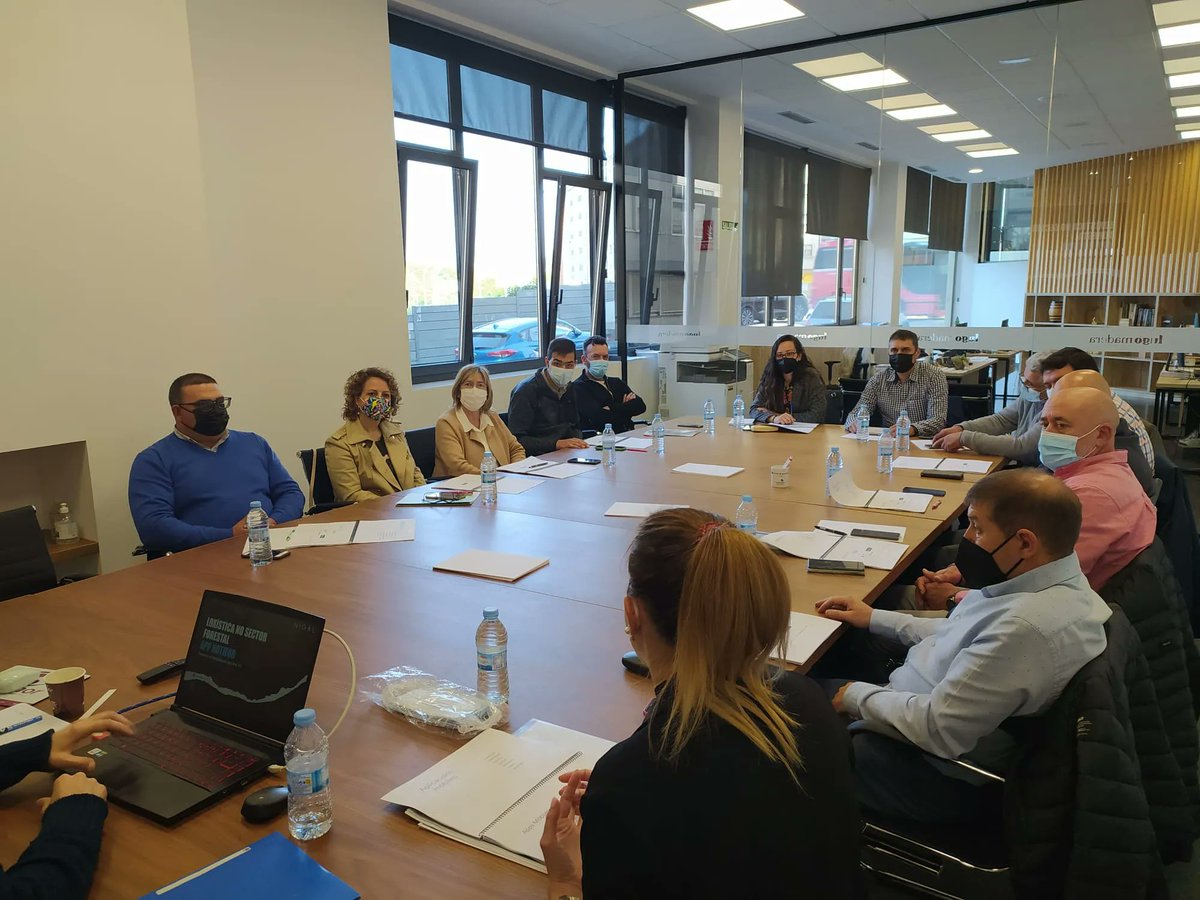 madera_lugo's tweet photo. 📚 El 06/05 tuvo lugar la 2ª sesión de los Obradoiros de Digitalización "Industria 4.0" impartidos por @nigal_. 💻 Herramientas TIC y utilización de APP y plataformas web, destacando la app Notifor impulsada por @madera_lugo.
Cofinanciado por @ReAcciona_Igape.
#Lugo #madera https://t.co/tdyuQKi1cw