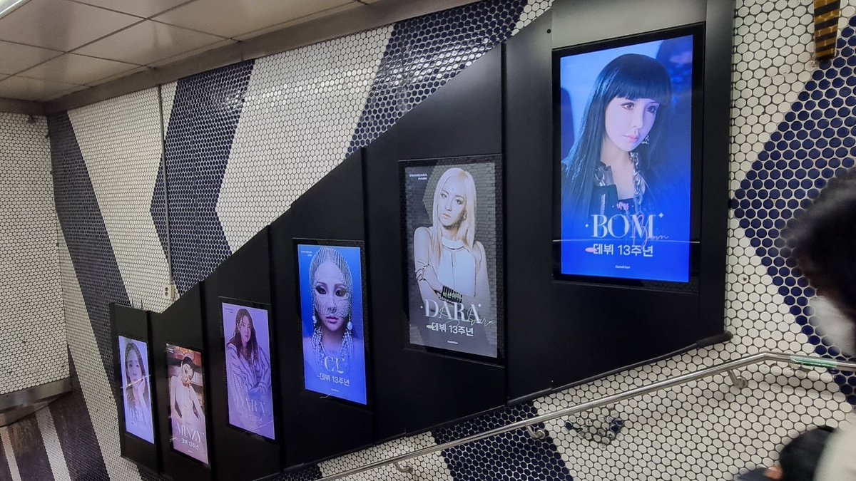 DaniellGAN86's tweet photo. 2NE1 데뷔13주년 💚🧡💛💜
Part 3🤟
📢🚉 강남역 2호선(20DID)
(Gangnam station)
📢👸👸2NE1 👸👸
@krungy21 @chaelinCL
@haroobomkum @mingkki21
📢Time: 2022/5/16～2022/5/29
Everyday 5:00～1:00 (20HOURS)
매번10s , 하루에275번

#2NE1
#SandaraPark 
#CL 
#Minzy 
#ParkBom https://t.co/zdSxgexEMi
