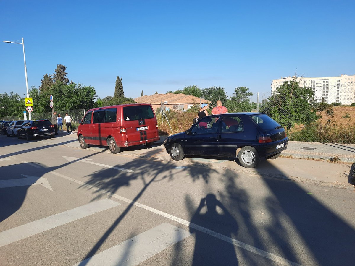 JOSEMIGUELPERIT's tweet photo. De nuevo en la entrada del colegio Eugenia de Montijo nos encontramos esta furgoneta en un aparcamiento P.M.R. con las intermitencias puestas y hablando con otros padres tranquilamente. ¿De verdad que no se puede hacer nada @PoliciaGr para que esto no pase ?
#jeraparking https://t.co/ddsLymq3qf