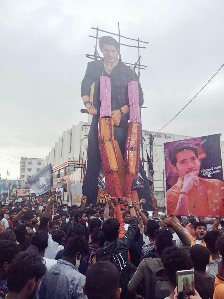 LoyalMaheshians's tweet photo. Babulake Babu MAHESHBABU  
@urstrulyMahesh 😎
💥 Kakinada 5 - 1c share
💥 Rajahmundry 5 1c
💥 UA most 10Cr films by any hero ( 4 )
💥 Amalapuram only hero with 5 - 50L films

#SarkaruVaariPaata #BlockbusterSVP https://t.co/qGC0sUEx2f