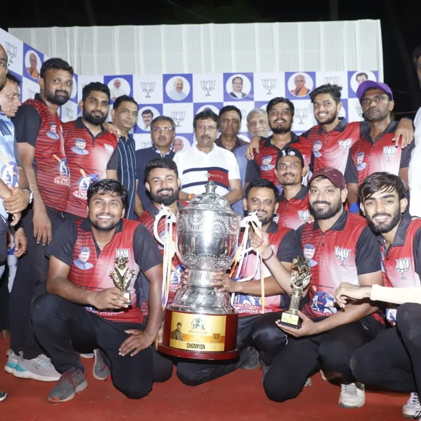vinod_moradiya's tweet photo. 9 દિવસથી SRK સ્ટેડિયમમાં રમાઈ રહેલી #KVPLની રવિવારે ફાઈનલ મેચ રમાઈ જેમાં કતારગામ સુપરકિંગ્સે દિલધડક મેચમાં SRK 11ને હરાવીને #KVPL નું ટાઈટલ પોતાના નામે કરી લીધું. તો જબરજસ્ત લડત આપ્યા બાદ ટુર્નામેન્ટમાં SRK 11 રનર્સ અપ બની છે. https://t.co/cuNCXTBDF2