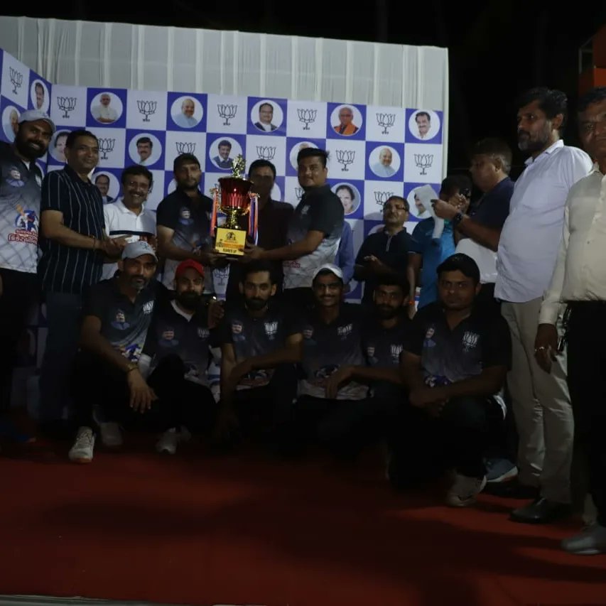 vinod_moradiya's tweet photo. 9 દિવસથી SRK સ્ટેડિયમમાં રમાઈ રહેલી #KVPLની રવિવારે ફાઈનલ મેચ રમાઈ જેમાં કતારગામ સુપરકિંગ્સે દિલધડક મેચમાં SRK 11ને હરાવીને #KVPL નું ટાઈટલ પોતાના નામે કરી લીધું. તો જબરજસ્ત લડત આપ્યા બાદ ટુર્નામેન્ટમાં SRK 11 રનર્સ અપ બની છે. https://t.co/cuNCXTBDF2