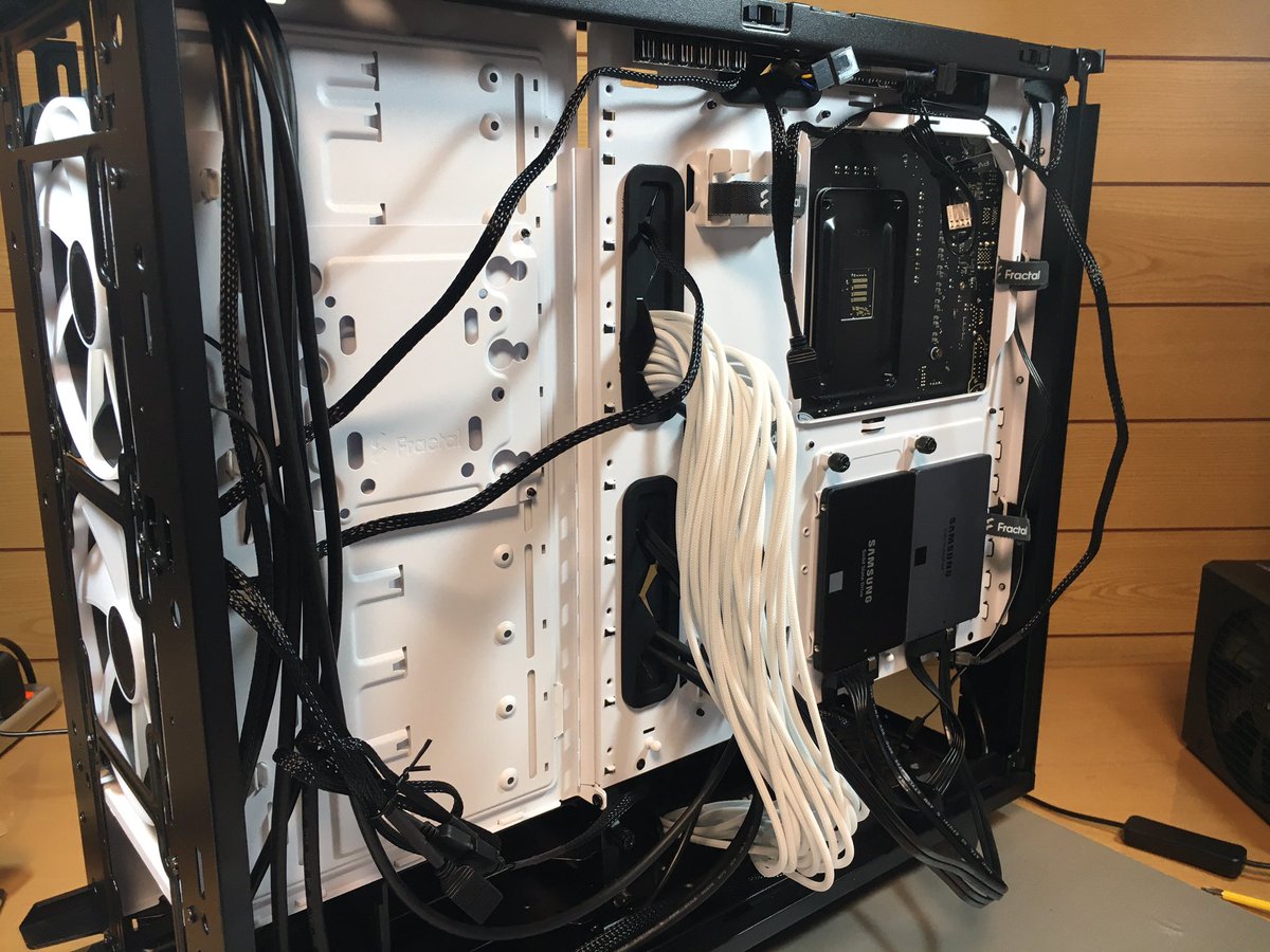 wake2712's tweet image. 自作チャンス到来。＃スリーブケーブル はやっぱりキレイ。買った方がいいかはその人の価値観次第。既に美しい裏配線は諦めている初心者。
#自作PC #CableMod