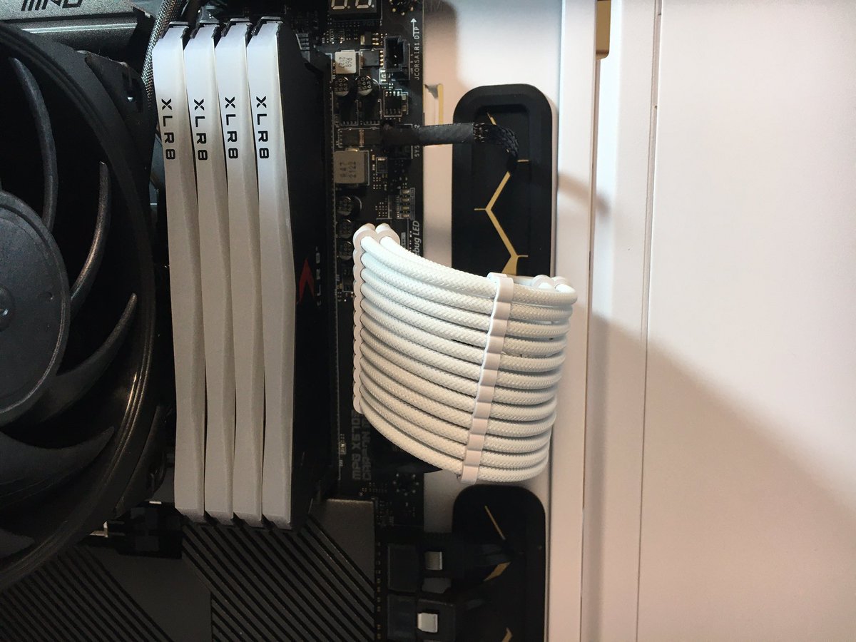 wake2712's tweet image. 自作チャンス到来。＃スリーブケーブル はやっぱりキレイ。買った方がいいかはその人の価値観次第。既に美しい裏配線は諦めている初心者。
#自作PC #CableMod