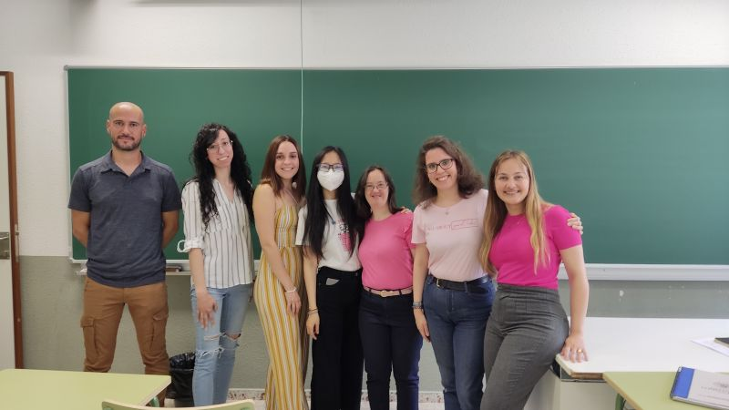 Fundacion_ONCE's tweet photo. “Realismo, empatía y respeto”, lo que se aprende cuando personas con #discapacidad intelectual dan la clase en la #universidad.
Un proyecto de @UAM_Madrid y @fundacionprodis
https://t.co/EtzSgCxlPN https://t.co/dSeK5WlglQ