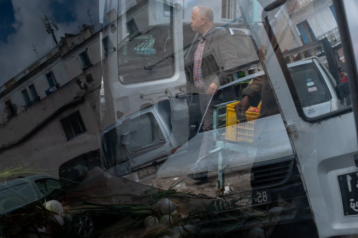 Shorouqi's tweet photo. A day in Bizerte. Tunisia May 2022

#tunisia #streetphotography #taxi #yellow #streetphoto #leicam10r #leicauae #lensculturestreets #streetphotographer  #streets_storytelling #thestreetphotographyhub #streetphotographerscommunity #streetmagazine #m10r #maciejdakowiczworkshop https://t.co/3t3jMINYuw