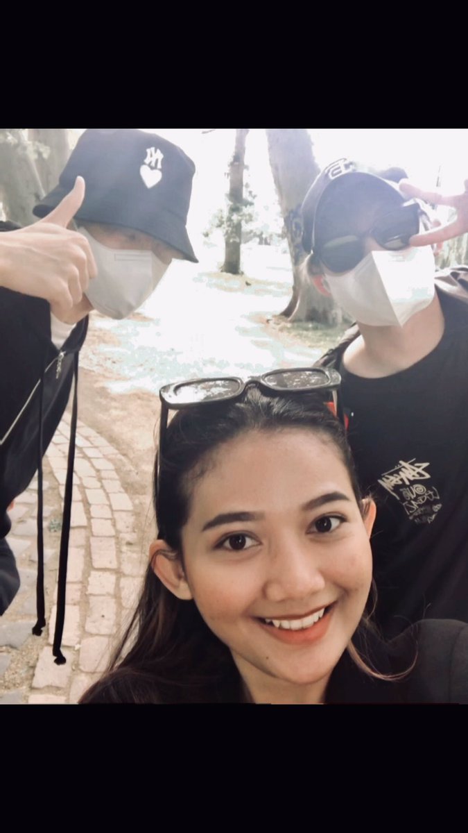 SOOOO I M GONEEEEEEEEE !!!!!!! MEREK WANGI BGT DAN JISUNGIEEE SEMPET BUKA MASKERNYA PAS NGOMONG SAMA AKU, LEBIIIH CUTE DARI ASLINYA EMANG SE SE SE LUCU DAN GANTENG ITU MEREKA 😭😭😭🥰😭🥰🥰🥰🥰🥰😭