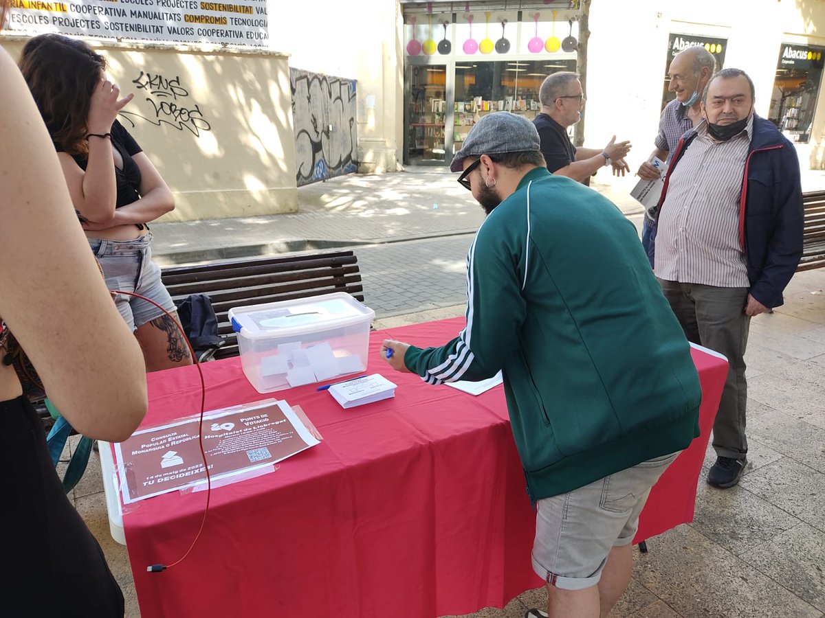 Com no, agraïm també a l'alcaldessa de #LHospitalet <a href="/nuriamarinlh/">Núria Marín/❤️</a> que tot i treure'ns algunes taules, no se les quedés. Decisions honrades, com ens té acostumats i acostumades