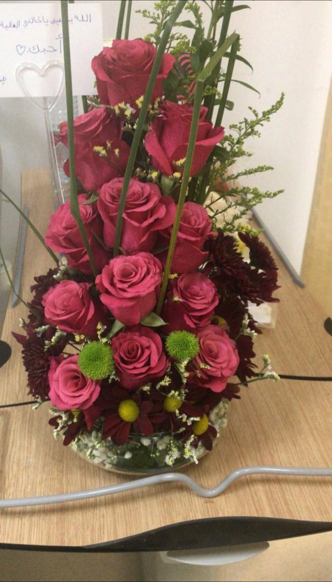 Mary3_Mk's tweet photo. كانت خفيفة كالظل، لايكاد يرسم لها ظل أو يلفحها ضوء أو تمحوها عتمة، كانت خفيفة في الهوا كالطلقة،سريعة لاتسقط منها فكرة، ولا تجرح ورقة او تسقط ثمرة، إلا أن اخترقت غيمة الظنون فسقطت كقطرة واحترقت على زهرة بكلمة.✍️مريم السفياني
#صباح_الخير
#الراحة_النفسية https://t.co/QEr8yslmFg