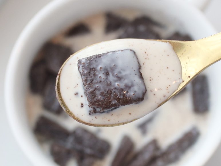 Giffin_08's tweet photo. อร่อยยยมากก น้อง Brownie Cereal คือตื่นมาเช้าๆ ไม่มีอะไรกิน ก็หยิบมาทานง่ายๆกับนมคือฟินมากกกก น้องบราวนี่กรอบบ ไม่หวานมาก แนะนำทานกับนมจืดนะ บอกเลยจะติดใจ💖หรือใครรีบๆตอนเช้าบอกเลยตอบโจทย์มาก เทนมปุปทานได้เลจ ต้องมีติดบ้านจริงๆ🥣🥛 #อร่อยบอกต่อ
#บราวนี่กรอบ #Brownie #Msdream https://t.co/zO9kDPCHjz