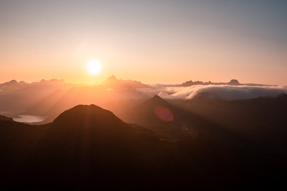 1/2
Gm 😊
I'm really excited to release my first edition piece on Opensea.
This one is from Lofoten and is captured on top of Vasstindan with the view of the lofoten mountains, fog rolling in from the north and the warm light of the midnight sun. This is why I love mountains.