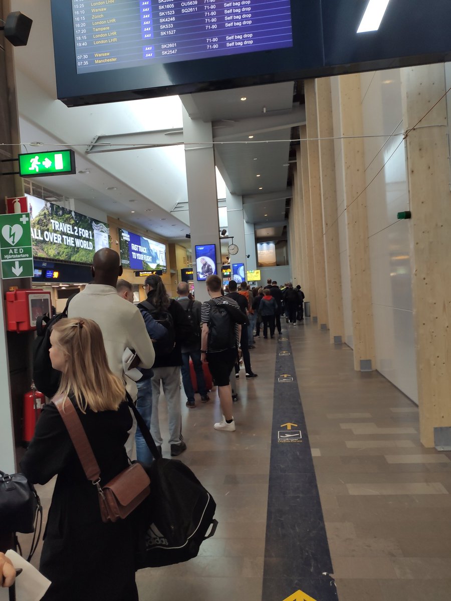 htomyie's tweet photo. Shame on you, @Arlanda for the biggest mess I have ever seen as a frequent flyer anywhere. The queues are massive, staff inept and disorganised. Bad last week, much worse this week. Arrived 2.5 hours before the flight and am at a serious risk of missing it. Appalling! https://t.co/Sr3Ye0hfzU