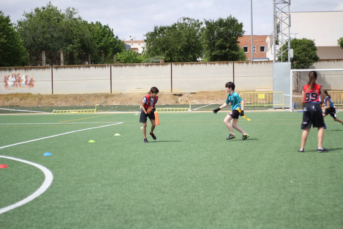 Vva_BlackStorks's tweet photo. Ayer disputamos la Jornada 6⃣ de la VI Liga Juvenil ADAME de #FlagFootball.

🔢 Con la liga decidida, #RedStorks❤️ volvió a ganar, en este caso por 7-0 a #BlueStorks💙.

🆕 Fue un partido que sirvió para nuevos debuts, de hasta 🧒 3 jugadores: #Elena23, #Juan99 y #Hugo28. https://t.co/8FICLVIgQw