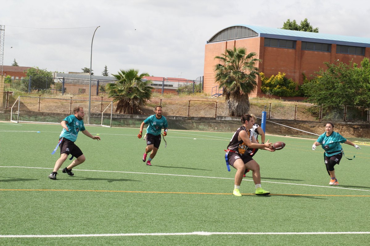 Vva_BlackStorks's tweet photo. Ayer disputamos la Jornada 6⃣ de la VI Liga Juvenil ADAME de #FlagFootball.

🔢 Con la liga decidida, #RedStorks❤️ volvió a ganar, en este caso por 7-0 a #BlueStorks💙.

🆕 Fue un partido que sirvió para nuevos debuts, de hasta 🧒 3 jugadores: #Elena23, #Juan99 y #Hugo28. https://t.co/8FICLVIgQw
