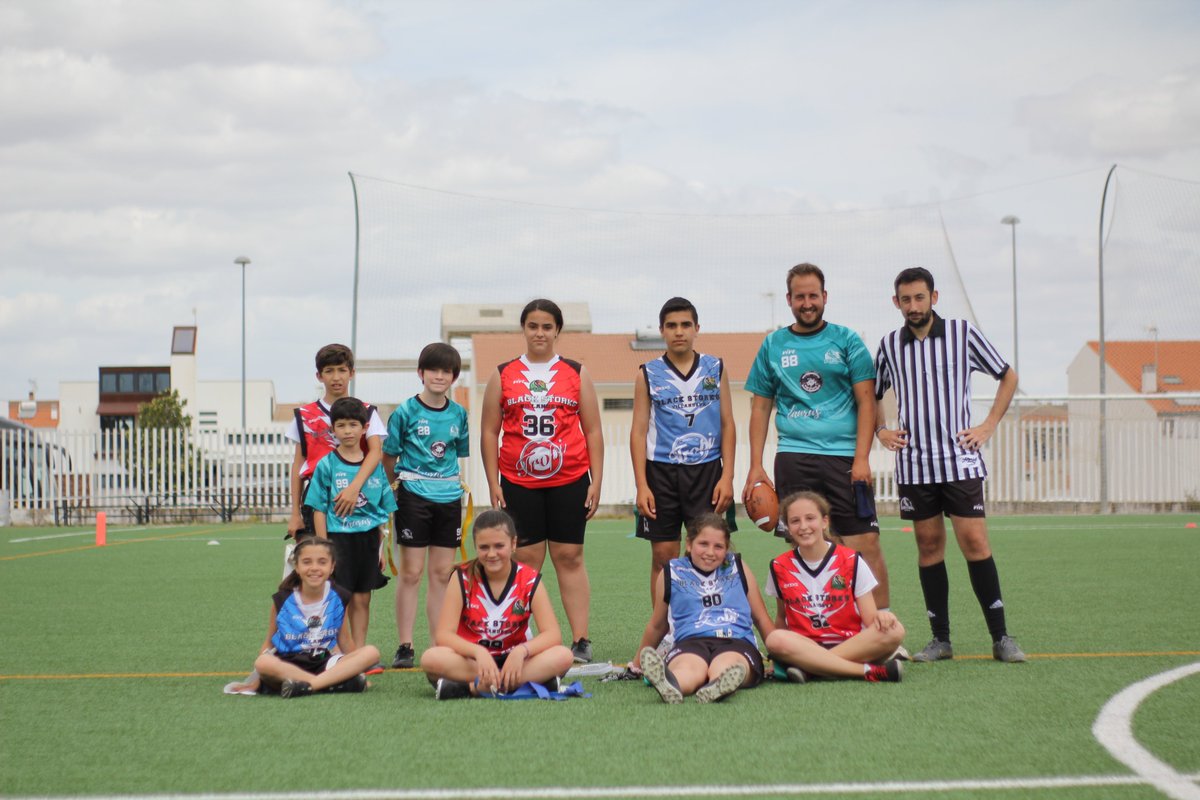 Vva_BlackStorks's tweet photo. Ayer disputamos la Jornada 6⃣ de la VI Liga Juvenil ADAME de #FlagFootball.

🔢 Con la liga decidida, #RedStorks❤️ volvió a ganar, en este caso por 7-0 a #BlueStorks💙.

🆕 Fue un partido que sirvió para nuevos debuts, de hasta 🧒 3 jugadores: #Elena23, #Juan99 y #Hugo28. https://t.co/8FICLVIgQw