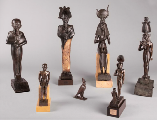 Découvrez le #panthéon #égyptien🌴 du comte de Caylus !

Entrées à <a href="/laBnF/">La Bibliothèque nationale de France</a> entre 1752 et 1765, ces statuettes de bronzes furent étudiées par #Champollion🧐 dans sa quête du #déchiffrement des #hiéroglyphes.

A lire ici : antiquitebnf.hypotheses.org/14976
#ExpoChampollionBnF