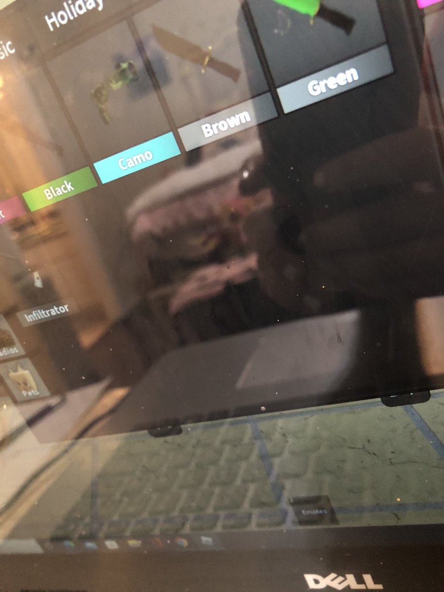 iiomqHeartlyn's tweet photo. Is any of this worth a seer lmao? #mm2trades #mm2trading #murdermystery2 #murdermystery2trading #mm2values #murdermystery2trades
(Another pic below) (ignore my reflection a) https://t.co/6i3WwU9lVB