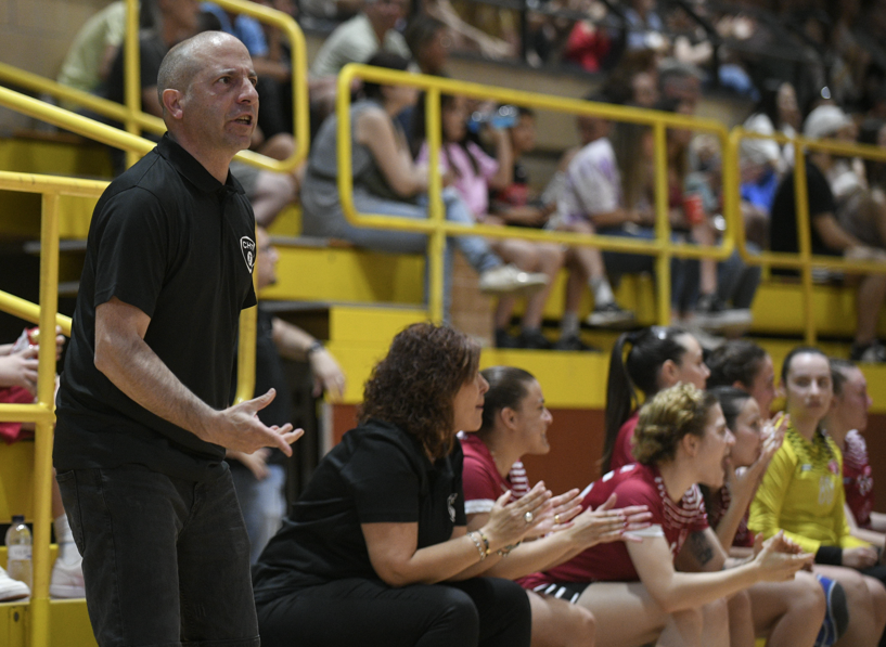 oargracia's tweet photo. Reconeixement i 👏👏👏 a @PuntosMelet, entrenador del sènior fem. de l'@HTerrassa per avisar l'àrbitre que la pilota havia entrat en un llançament del nostre equip i que havia de concedir el gol. La pilota va ser rebutjada pel suport interior i no pel travesser de la porteria. https://t.co/Y5ZdH5mAqQ
