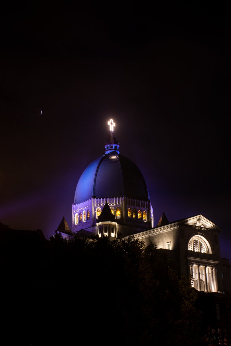 olibradette's tweet photo. L'éclipse lunaire de ce soir, vue d’un petit parc près de l’Oratoire St-Joseph 🌒☁️

Malgré les prévisions peu encourageantes, j'ai pris la chance de faire une sortie photo. Ça valait la peine!🙂

#eclipselunaire #montreal #astrophotography #mtl https://t.co/GEyA9m797h