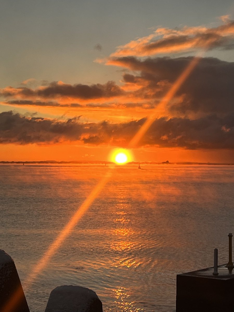 sorry_boshi's tweet photo. @Akanohito1 今年の日の出も綺麗に撮れました🌅 https://t.co/TXuyJv3zVE
