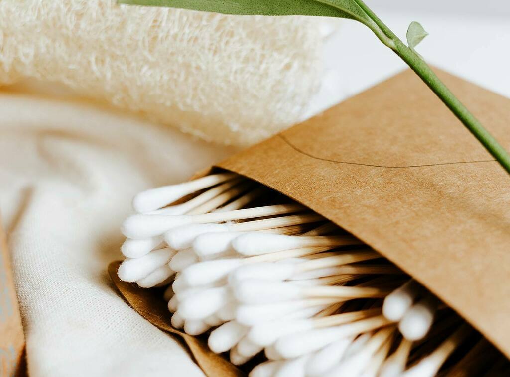 esennoua's tweet photo. Atunci cand folosim betisoare de urechi trebuie sa avem mare grija, pentru a nu afecta timpanul 👂personal, nu imi place deloc senzatia de umed in urechi si nu am gasit alta varianta eficienta 🌿

Daca si voi faceti parte din gasca pro betisoare, va re… https://t.co/bjBNRtMGja https://t.co/wvFynywLyE