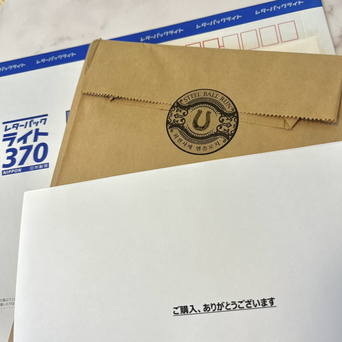 ジョジョの奇妙な冒険7部SBRの韓国版アンソロジー「LESSON 0」を購入してくださった日本の皆様、
配送の準備が整いました！大変お待たせいたしました🙇🏻‍♀️
明日中に配送開始、今週中には皆様のお手元に届くと思います💨
よろしくお願い致します☺️