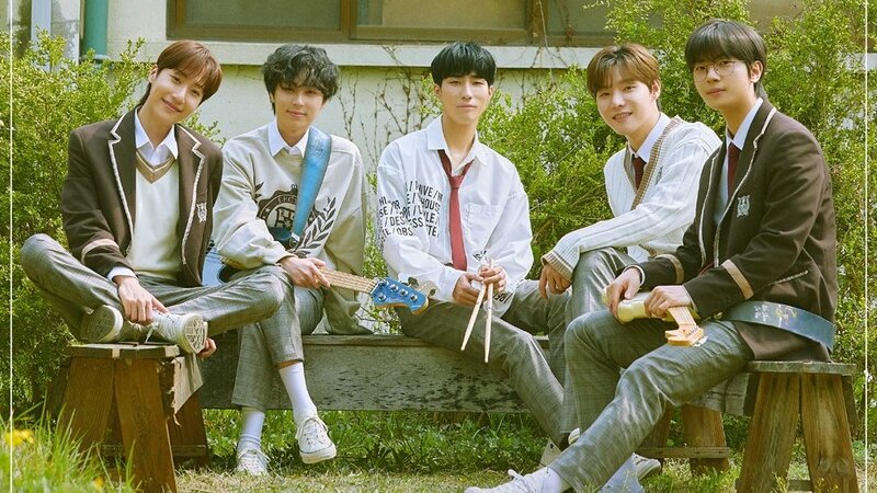 kvibe_yonhap's tweet photo. #ONEWE has dropped the group concept photos for their special album #asmallroomwithtime that is coming out on the 20th!! ❤️❤️
#Yonghoon #Harin #Kanghyun #Dongmyeong #CyA #onewecomeback
https://t.co/USljBJqqgm https://t.co/N3sQL9YNw6