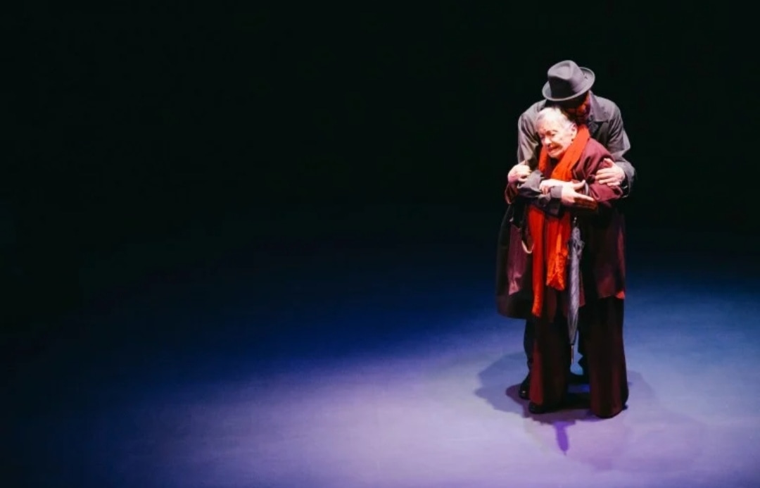 lapisepapel_gal's tweet photo. “El Abrazo” narra a historia de Rosa e Juan, antigos amantes que se rencontran e abrazan despois de case media vida na que o seu desexo por ter un fillo segue aflorando.
🗓 Mércores 18 ás 20:30H
🏬 Teatro @Afundacion_org
👥 Recomendada para +14 anos.
🎟 A partir de 15,30€ https://t.co/qvFLwbAQok