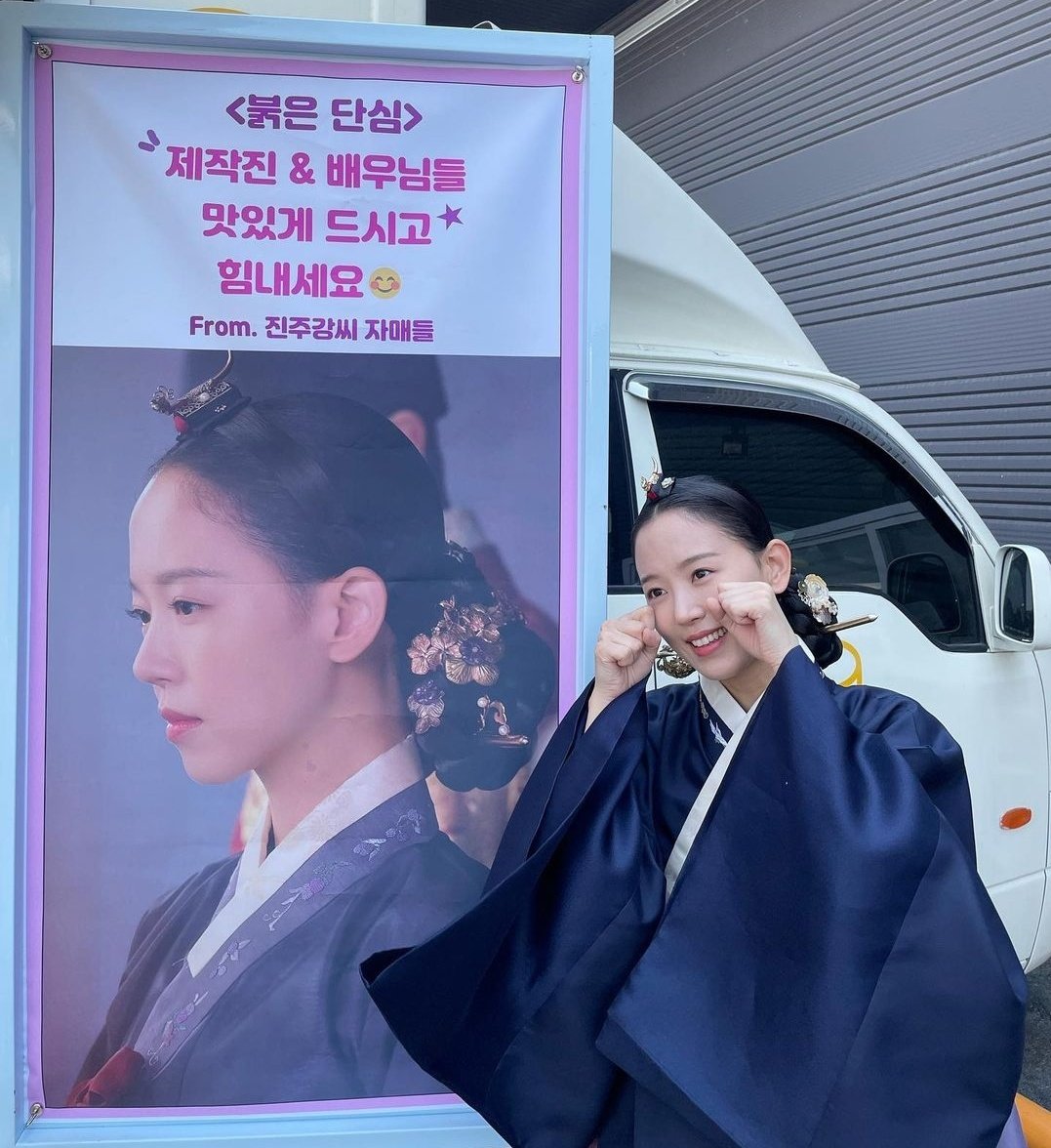 aboutkhanna's tweet photo. 📷[2022/05/16] k_hanna_ IG Update

Surprise coffee truck sent by my unnies👩‍👩‍👧❤ Coffee and churros...enjoyed the food and working hard during filming!! Makdoong-ie is crying🥺

#3sisters #seeyouathome #touched #bestunnies

#KangHanna #강한나 #BloodyHeart https://t.co/8l0DVXXU5Z