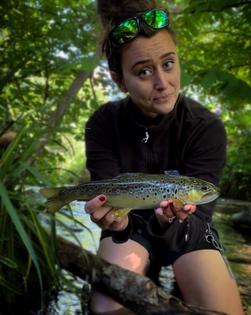 BattamsAmie's tweet photo. My youth was spent Trying to get rid of spots, now I’m an adult I spend my time trying to find them…#dadjokes 
.
#troutseason #spritehooks #trout #flytying #flytyinguk #flytyingjunkie #flyfishingjunkie #flyfishinglife #greysfishing #finreel #flyfishing #flyfishinguk #troutbum https://t.co/MJZES3RdFA