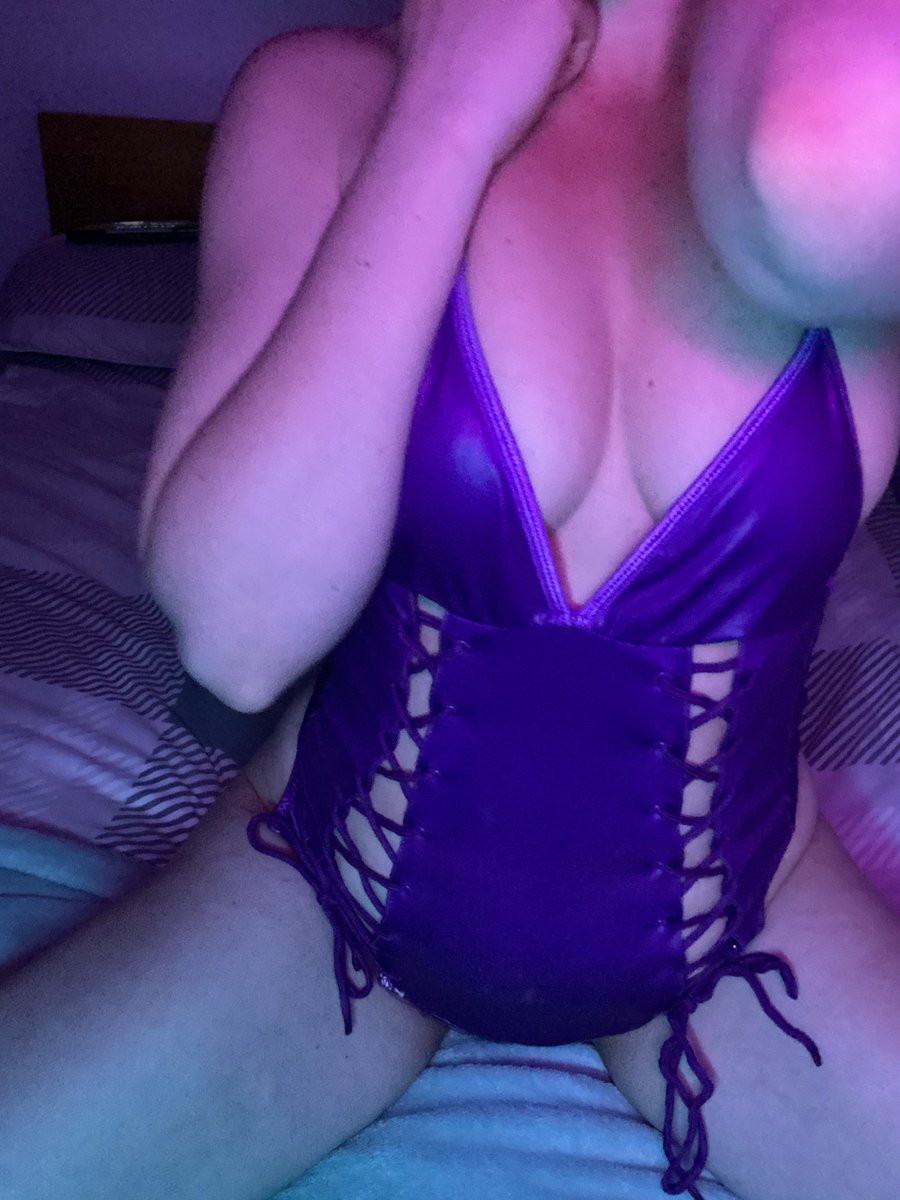 Feetbee19's tweet photo. I’m baacckkk!! Come check out my onlyfans. Link in bio ✨ First 20 subs get 50% off 😝 see you on the dark side 😈😈 https://t.co/3OHE9fZCAT