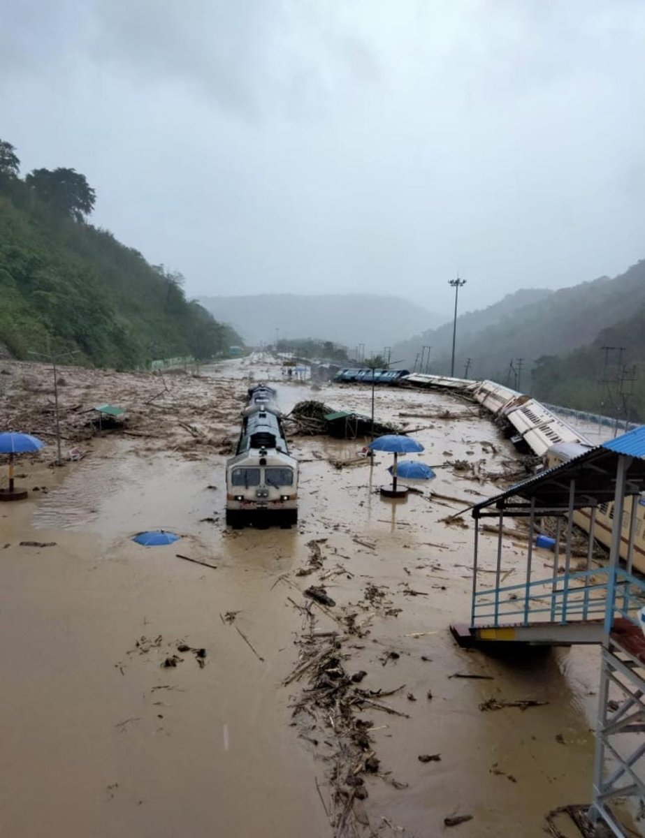 ManishM_01's tweet photo. #massivedamage 

Where is national media! 

@RailNf @RailMinIndia @aajtak @ZeeNews https://t.co/1LyM7IgFOE
