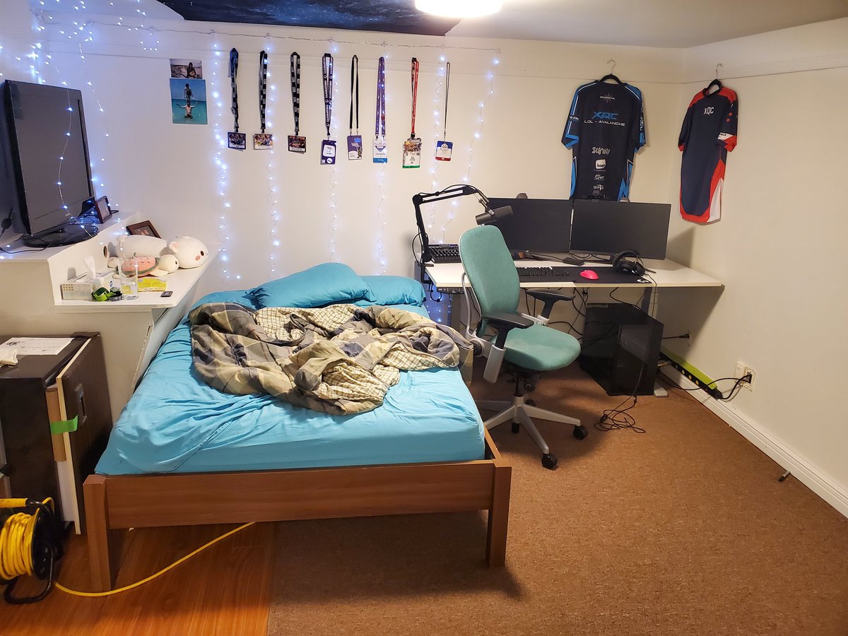 xQc's tweet photo. BACK IN CANADA FOR A LITTLE WHILE. NEW SETUP AGANE. NICK AND HIS GF HELPED ME A BUNCH TO GET STARTED ASAP. EVERYTHING IS BACL TO NORMAL WITH BETTER SCHEDULES. POG. ALSO, TOMORROW TRIAL STARTS UP AGAIN SO, TUNE IN EARLY FOR SOME SPICE https://t.co/sMymBTKR3Q