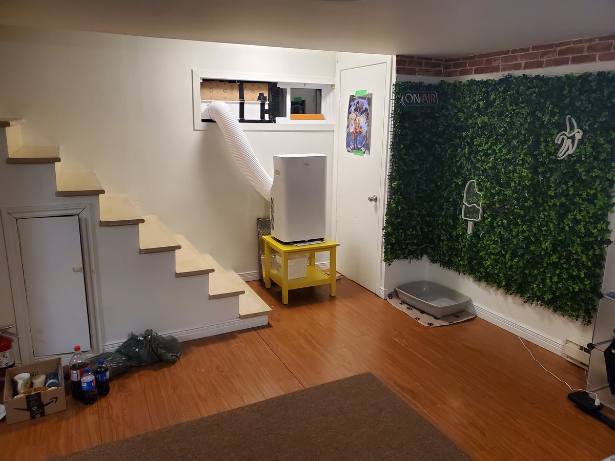 xQc's tweet photo. BACK IN CANADA FOR A LITTLE WHILE. NEW SETUP AGANE. NICK AND HIS GF HELPED ME A BUNCH TO GET STARTED ASAP. EVERYTHING IS BACL TO NORMAL WITH BETTER SCHEDULES. POG. ALSO, TOMORROW TRIAL STARTS UP AGAIN SO, TUNE IN EARLY FOR SOME SPICE https://t.co/sMymBTKR3Q