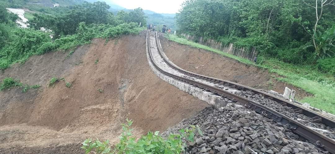 ManishM_01's tweet photo. #massivedamage 

Where is national media! 

@RailNf @RailMinIndia @aajtak @ZeeNews https://t.co/1LyM7IgFOE